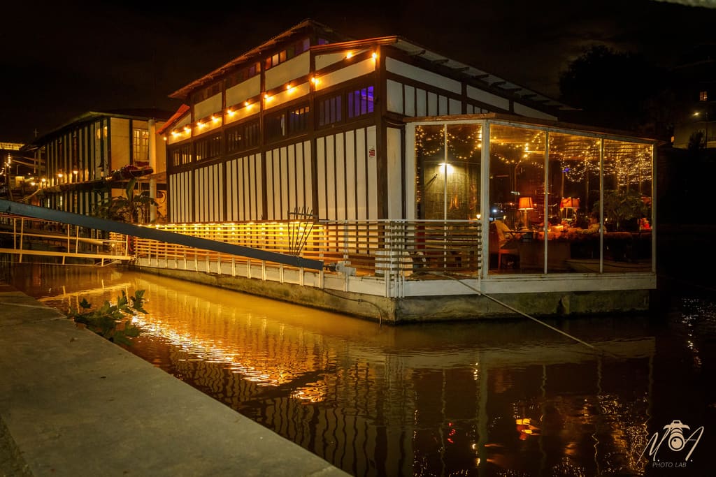 The Boat by Gregory's illuminata di sera, ormeggiata lungo il Tevere a Roma