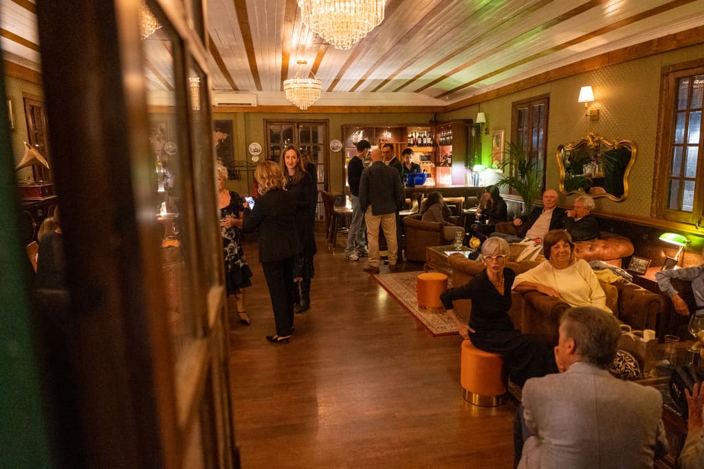 Ospiti nella Sala Marina tra lampadari di cristallo e divani chesterfield
