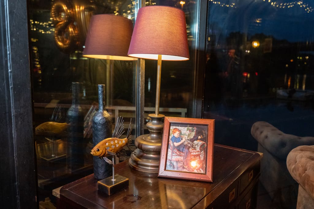 Lampade d'epoca vicino alla vetrata