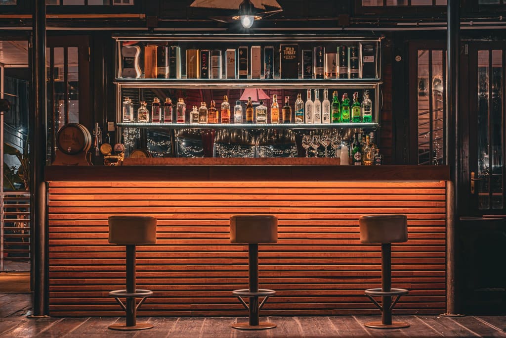 Il bancone bar in legno della Sala Jazz