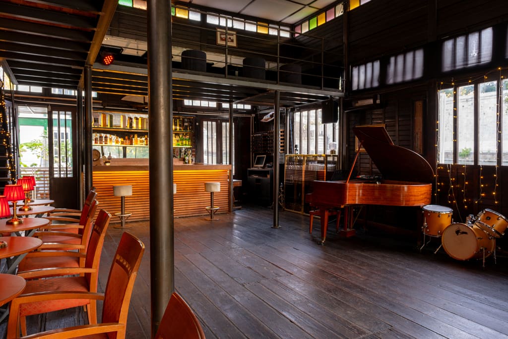 Pianoforte a coda e bancone bar nella Sala Jazz