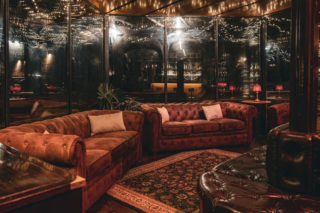 Divani chesterfield sotto le luci