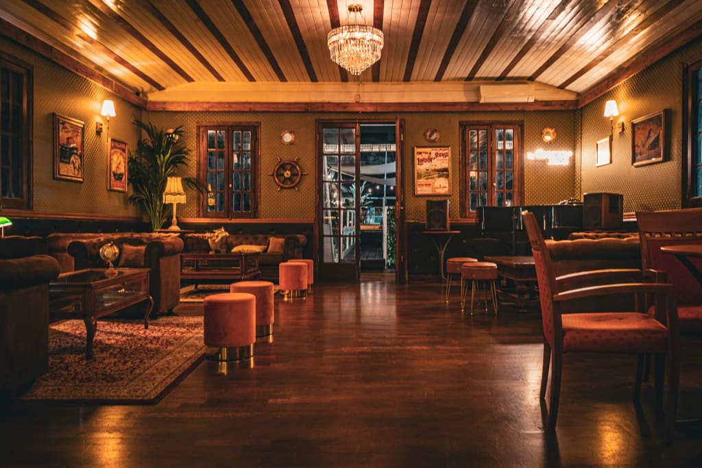 Sala Marina con lampadario di cristallo