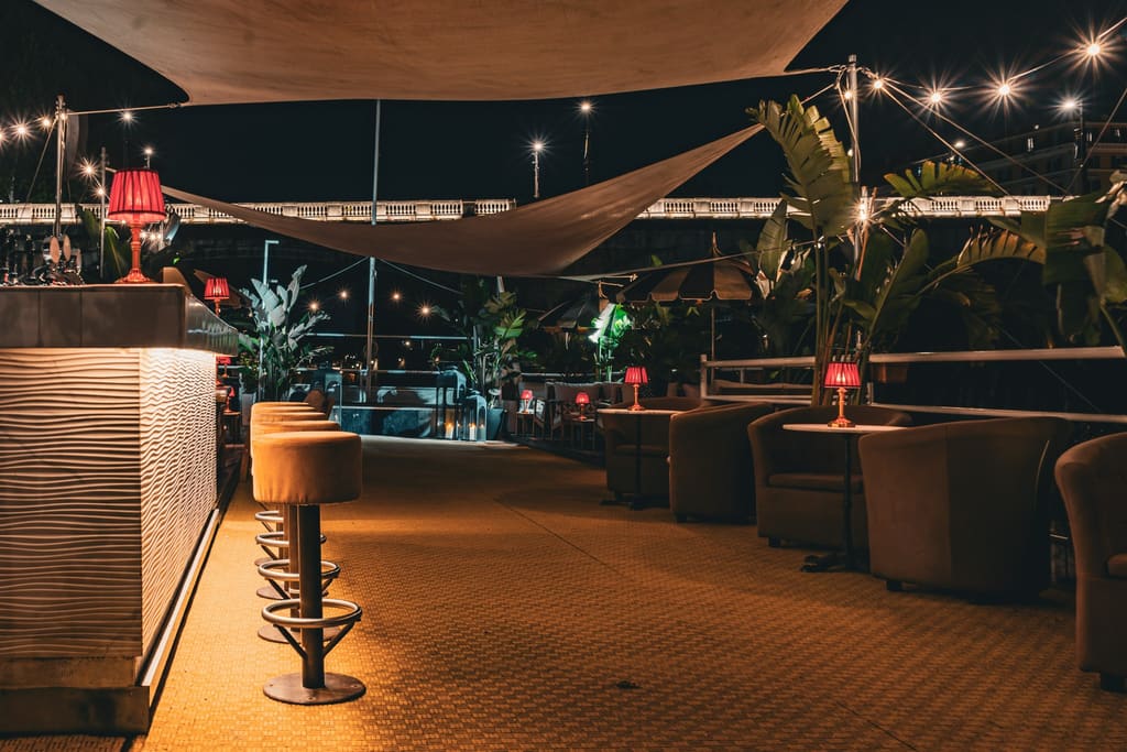 Terrazza sul Tevere con bancone bar